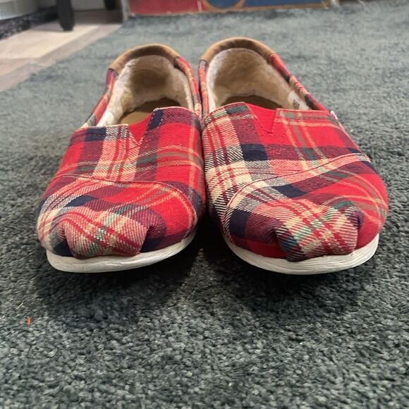 Tom’s Slip on Shoes - Picture 3 of 9